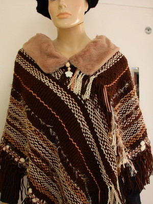 Poncho com gola de pele acrílica