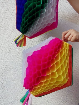 Balão 25x25cm colmeia para festa junina