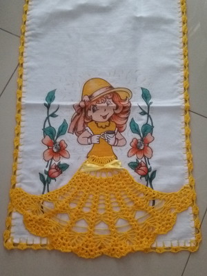 Pano de prato com o bico em crochê