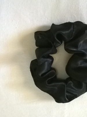 Scrunchie cetim básico (preto)
