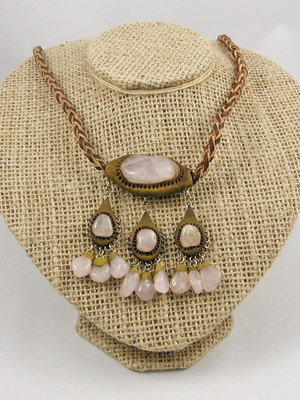 Colar de couro natural com quartzo rosa