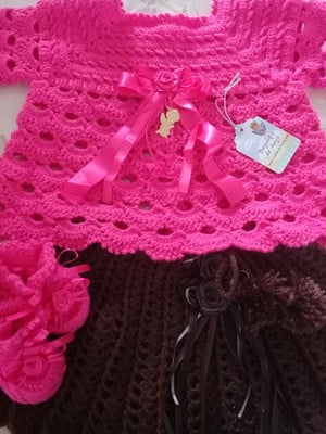 Casaco de bebê com saia em croche