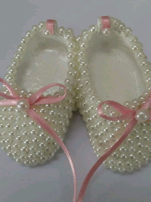 Par de sapatinhos em gesso com perolas