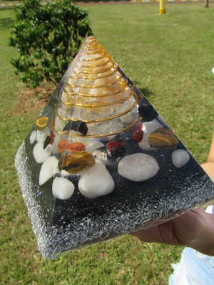 Piramide orgonite proteção e prosperidade