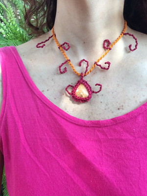 Colar macrame com pedra do sol