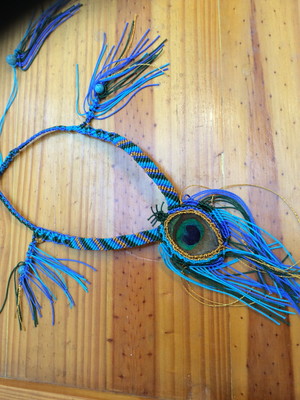Colar de macrame com pena de pavão