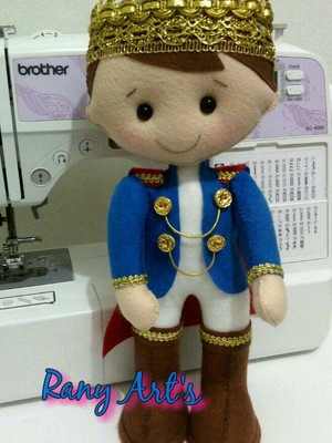 Principe em feltro com 30cm