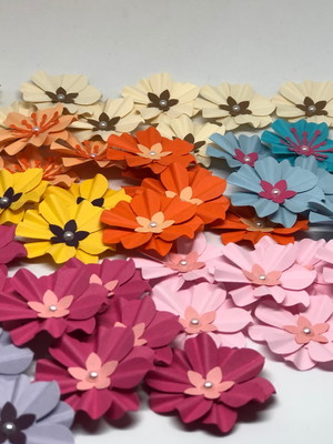Kit com 50 flores de papel