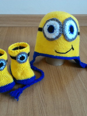 Conjunto de gorro e sapatinhos em crochê de personagens