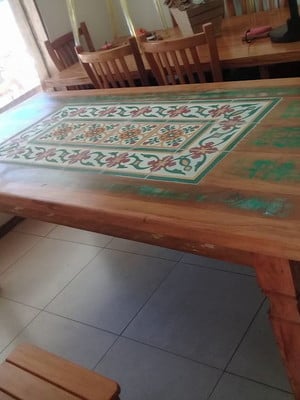 Conjunto de mesa com tapete de ladrilho e 8 cadeiras
