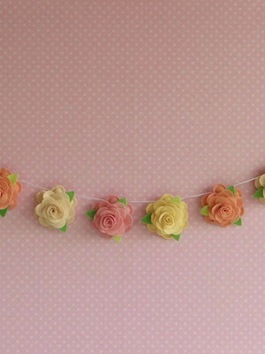 Varal cordão berço bebê flor rosa 1 feltro candy colors