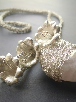 Colar de prata com gota de quartzo rosa