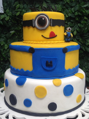 Locação bolo fake minions