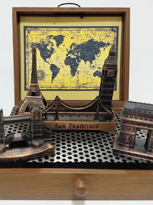 Miniaturas de monumentos do mundo em metal com torre eiffel
