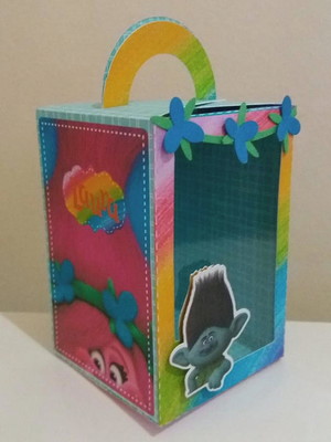 Caixa com visor trolls