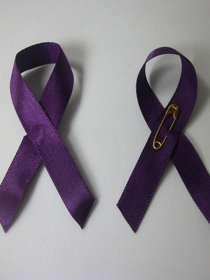 Laços de campanha -fitas da consciência. (roxo)