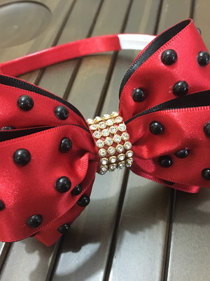 Tiara laço vermelho com pérolas