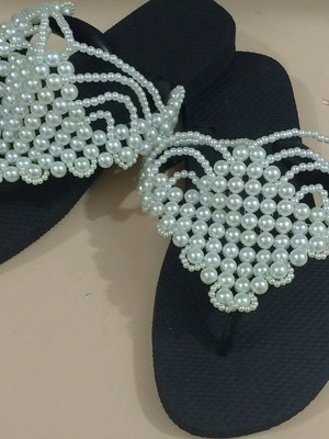 Chinelos decorados com pérolas