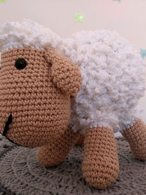Amigurumi ovelha crochê média