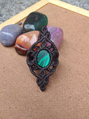 Anel de macrame com pedra