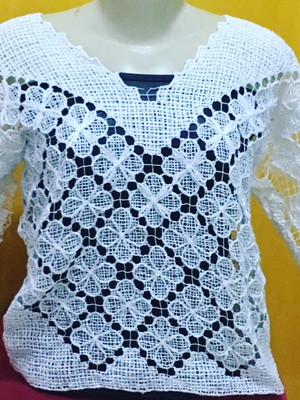 Blusa em renda de filé