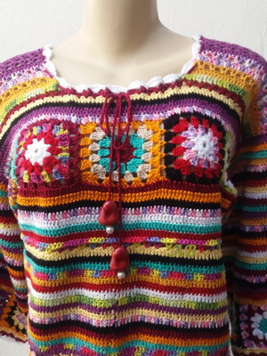 Blusa colorida em crochet