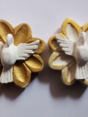 Lembrancinha ímã flor com divino espírito santo