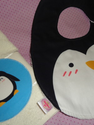 Kit babador pinguim com toalha de boca