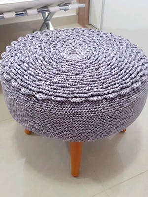 Puff baixo com capa em crochê cinza