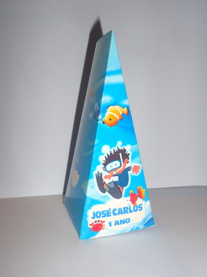 Cone triangular fundo do mar ou escolha o tema