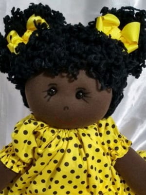 Boneca negra vestido amarelo