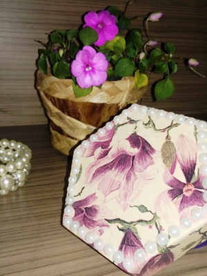 Caixinha hexagonal em mdf feita com técnica de decoupage