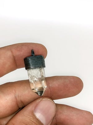 Pingente com ponta de quartzo em prata oxidada