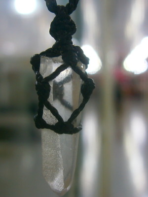 Colar com ponta de quartzo cristal |
