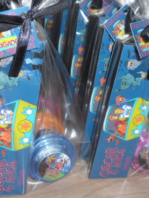 Lembrancinha kit dominó + iô iô + tag+fita cetim scooby doo