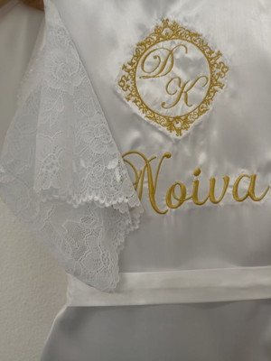 Robe de noiva + brasão + renda nas mangas