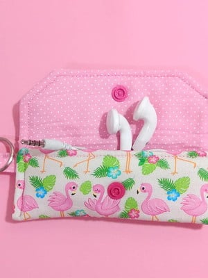 Porta fone de ouvido e pen drive