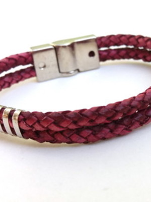 Pulseira feminina couro marsala com fecho imã prateada