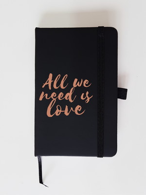 Caderno personalizado tipo moleskini com folhas pautadas