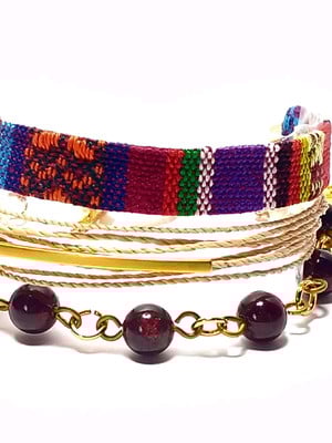 Pulseira bordado peruano + granada | santa palha