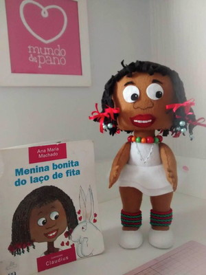 Menina bonita do laço de fita
