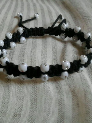 Pulseira de macramê com miçangas brilhantes