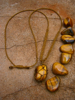 Colar olho de tigre com macrame
