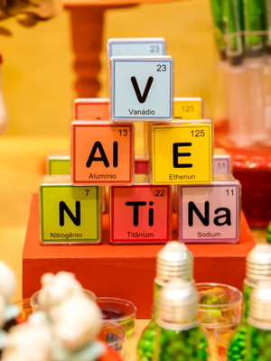 Aplique adesivo 5x5 tabela periódica com o nome da criança