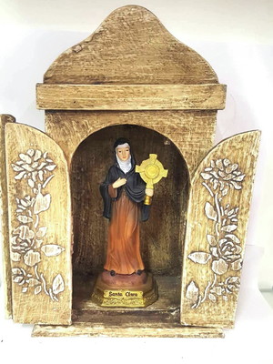 Imagem santa clara em resina com capela oratorio madeira