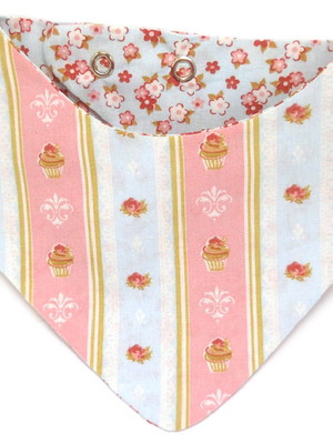 Babador bandana dupla face cupcakes