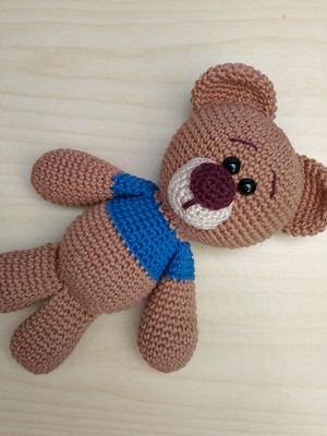 Urso theo amigurumi
