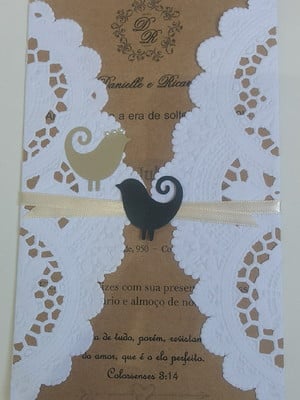 Convite com papel renda