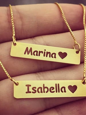 Colar com pingente de placa com nome vazado personalizado