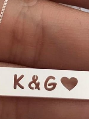 Colar com pingente de placa com nome vazado personalizado